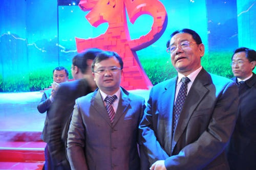 國(guó)家質(zhì)檢總局副局長(zhǎng)劉平均在中央電視臺(tái)演播大廳 2012年3.15晚會(huì)直播現(xiàn)場(chǎng)與中國(guó)質(zhì)量檢驗(yàn)協(xié)會(huì)企業(yè)工作部副主任王劍合影留念。