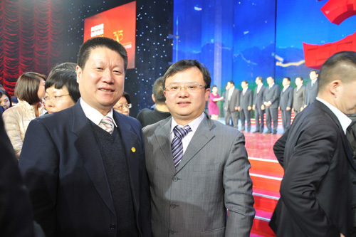 中國(guó)質(zhì)量檢驗(yàn)協(xié)會(huì)企業(yè)工作部副主任王劍與中國(guó)消費(fèi)者協(xié)會(huì)副會(huì)長(zhǎng)兼秘書長(zhǎng)楊紅燦在中央電視臺(tái)演播大廳2012年“3.15晚會(huì)”直播現(xiàn)場(chǎng)合影留念。