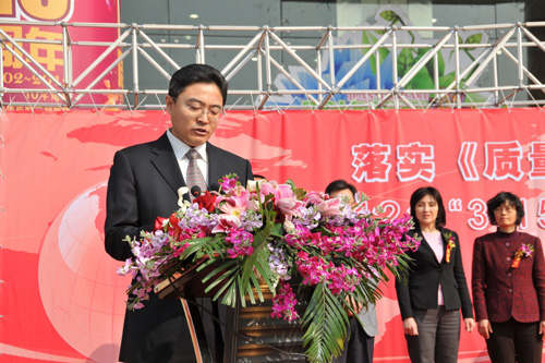 國(guó)家質(zhì)檢總局辦公廳副主任、中國(guó)質(zhì)量檢驗(yàn)協(xié)會(huì)副理事長(zhǎng)劉洪生在活動(dòng)現(xiàn)場(chǎng)發(fā)布2012年皮鞋、衛(wèi)生巾兩類消費(fèi)品產(chǎn)品質(zhì)量國(guó)家監(jiān)督抽查結(jié)果和2011年汽車產(chǎn)品缺陷信息投訴基本情況。