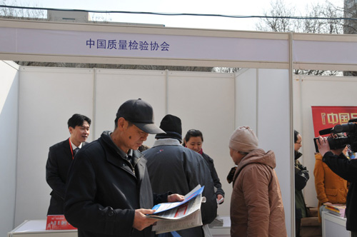 中國(guó)質(zhì)量檢驗(yàn)協(xié)會(huì)企業(yè)工作部主任楊曉東在2012年3.15咨詢服務(wù)活動(dòng)現(xiàn)場(chǎng)向消費(fèi)者介紹中國(guó)質(zhì)量檢驗(yàn)協(xié)會(huì)編印的宣傳資料。